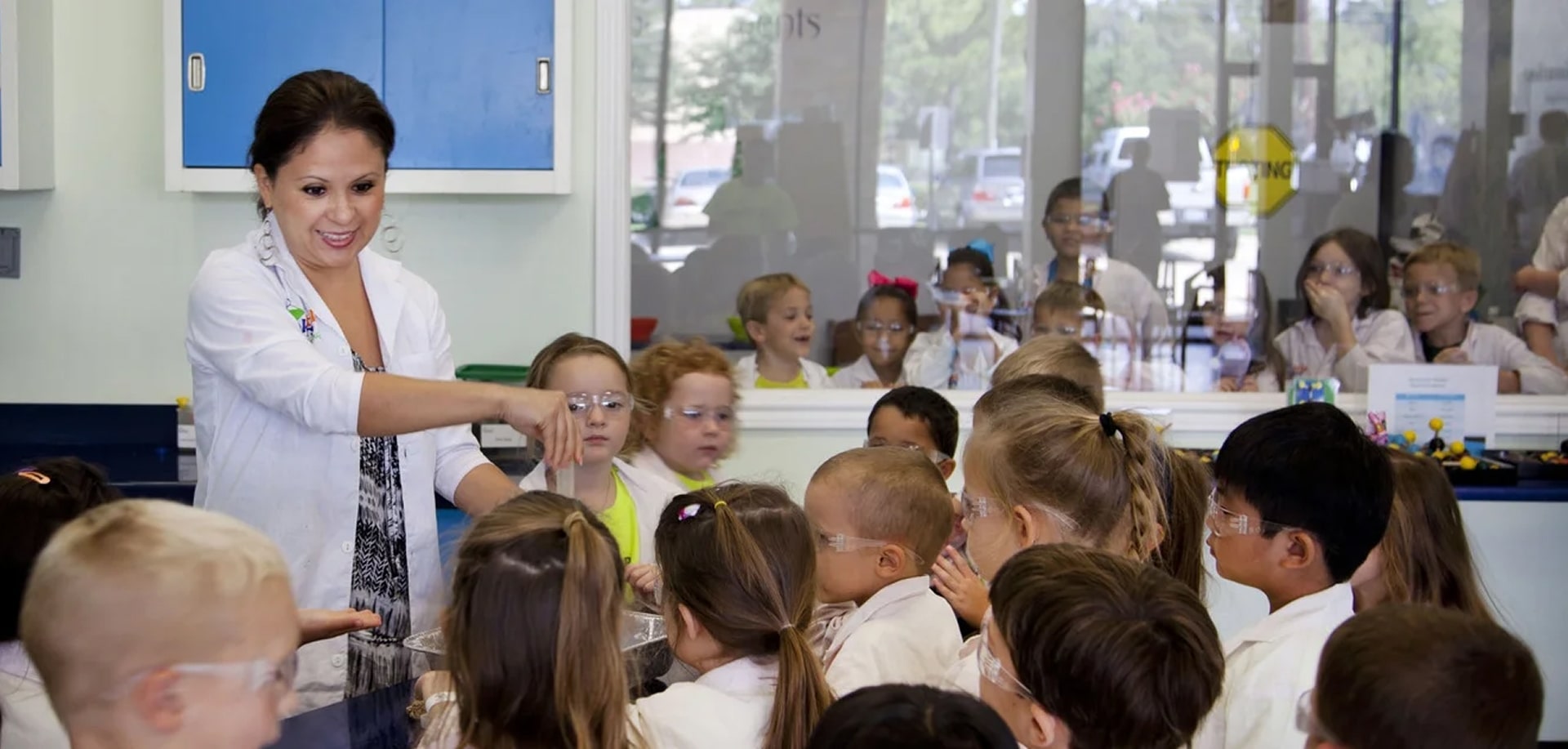 Dr. Cinttya Morgan leading a hands-on science class with young kids at Little Beakers